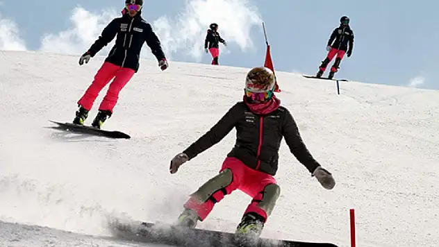 Dünyanın en iyi snowboardcuları Erciyes'in pistlerine çıktı