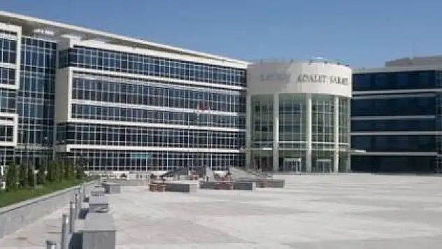 Önce fırlattı sonra özür diledi