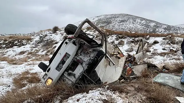 Şarampole devrilen kamyonet hurdaya döndü: 1 kişi...