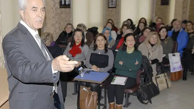 Eczacılara çocuklardaki şeker hastalığı anlatıldı