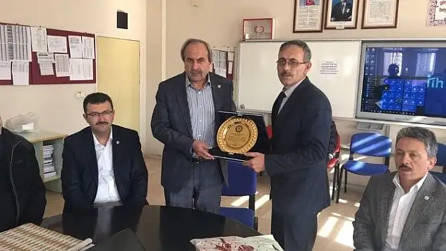 Eğitim Bir-Sen TEOG sınavında başarılı olan öğrencileri ödüllendirdi