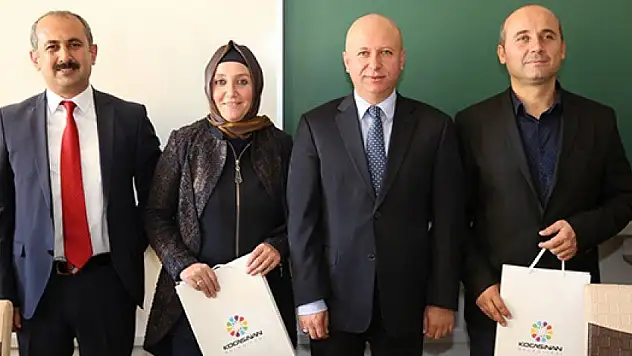Başkan Öğretmenlerle hediyeleşti