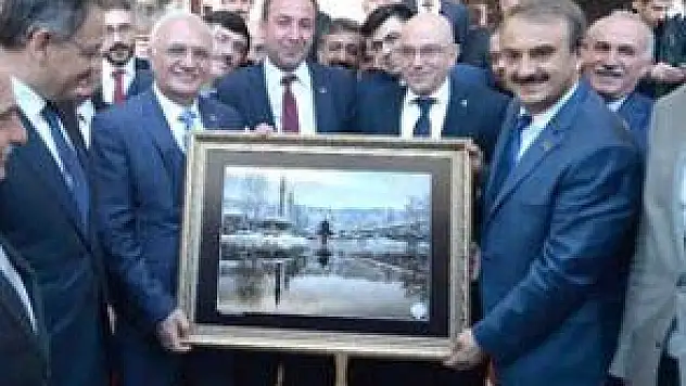 EKİCİ'DEN BAKAN ELİTAŞ VE ÖZHASEKİ'YE HAYIRLI OLSUN ZİYARETİ 