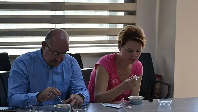 Ekinci, Polonya, İtalya ve Portekizli misafirlere aşure ikram etti