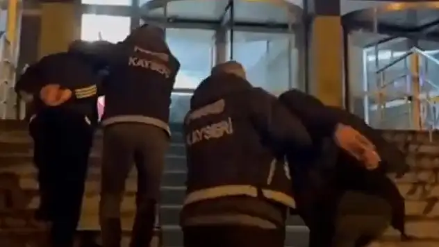 Ekipler didik didik aranmadık yer bırakmadı