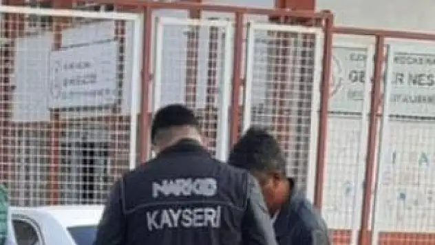 Ekipler okul çevrelerinde göz açtırmıyor