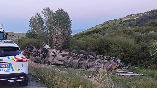 Ekmek yüklü TIR şarampole devrildi