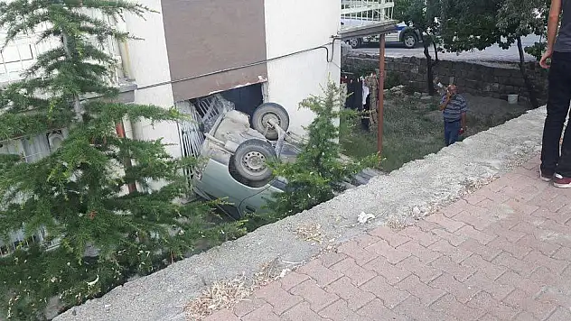 Otomobil daireye girdi!