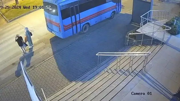 El kaldırdığı aracın çarpmasıyla hayatını kaybetti