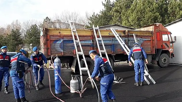 4 elektrik direğini oksijen kaynağı ile keserek çalmaya çalıştılar