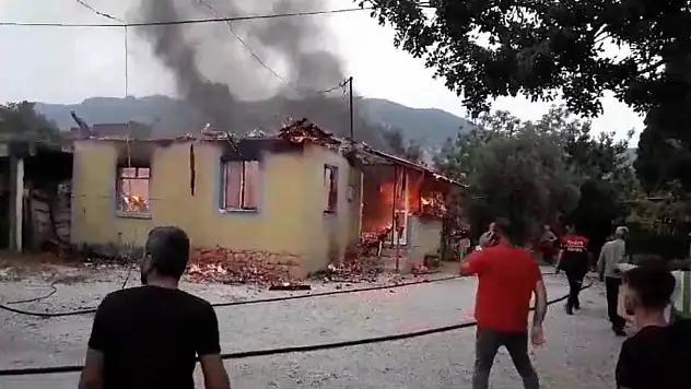 Yangın çıktı! Ev kullanılamaz hale geldi