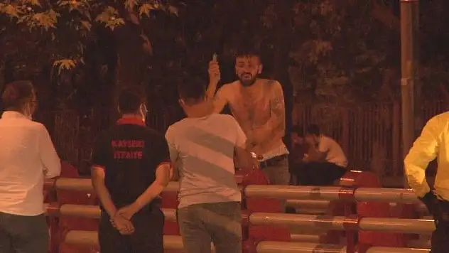 Elinde bıçakla köprüye çıktı
