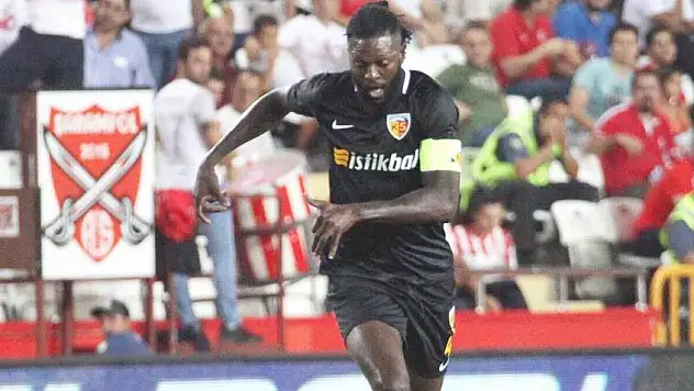 Emmanuel Adebayor takıma katıldı