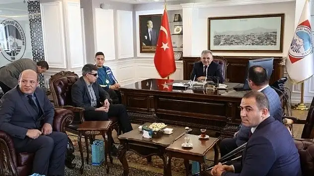 Engelli Basketbolcu Burak Şen Başkan Büyükkılıç'ı ziyaret etti