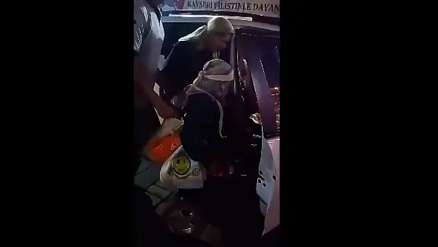 Engelli kadının yardımına koşanlar yürek ısıttı