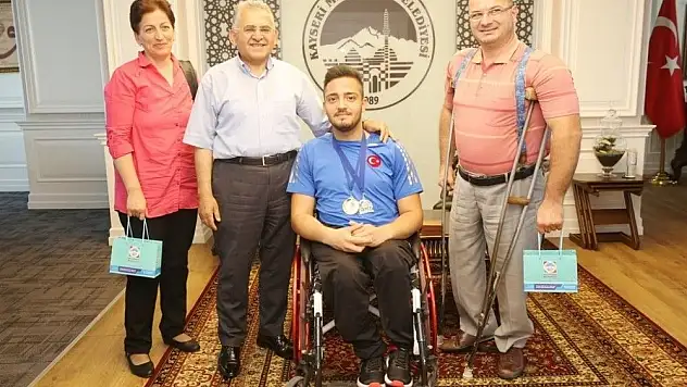 Engelli milli basketbolcu Burak Şen Başkan Büyükkılıç'ı ziyaret etti