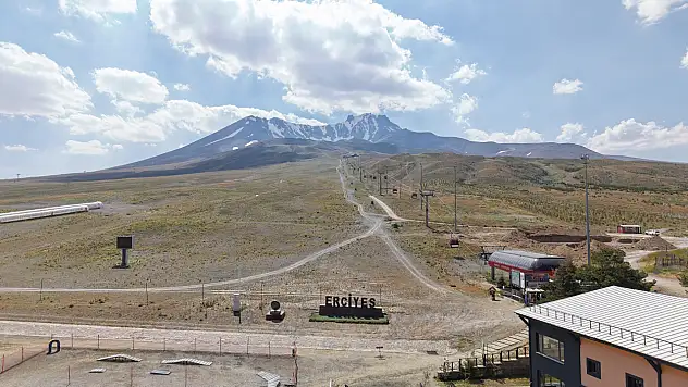 Erciyes artık sadece kışın değil: Kayseri'nin zirvesinde yaz hareketliliği!