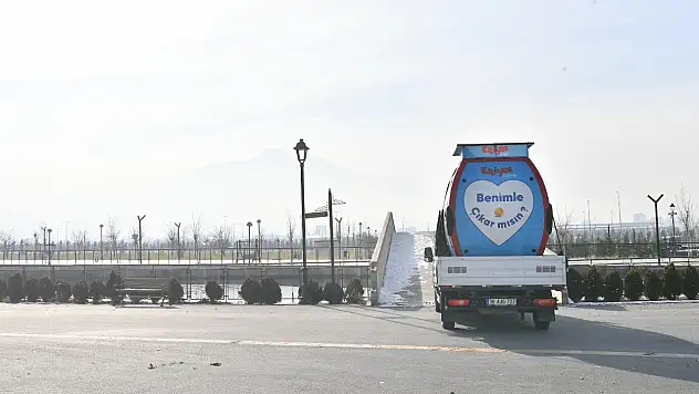 Kayseri'nin dört bir yanını dolaştı! 'Benimle çıkar mısın?'