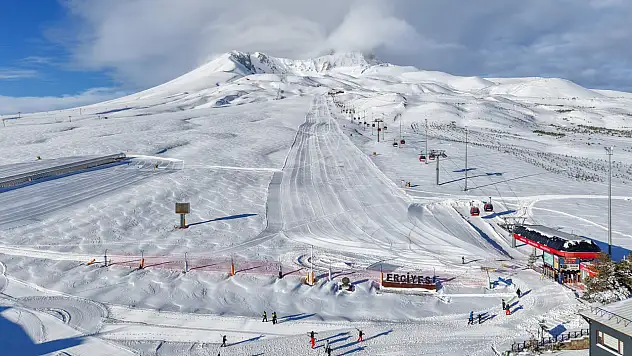 Erciyes bir gecede 2 sıra birden yükseldi! Zirveye son 76 kaldı