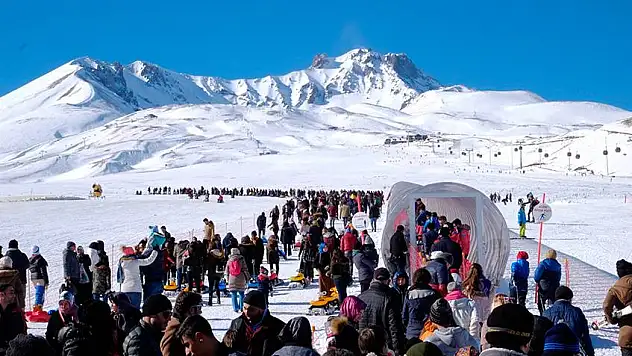 Erciyes Dağı hafta sonunda 25 bin kişiyi ağırladı