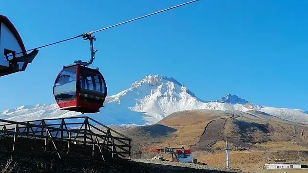 Erciyes Dağı'na mevsimin 4. kar yağışı oldu
