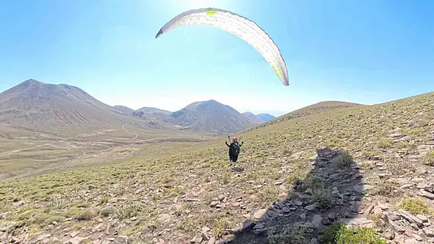 Paraşütler eşek sırtında zirveye taşındı