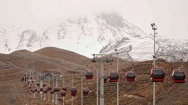 Erciyes'in zirvesi beyaza büründü
