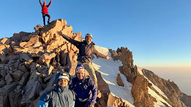 Erciyes'in zirvesinde anlamlı buluşma! Âşık Seyrânî için tırmandılar