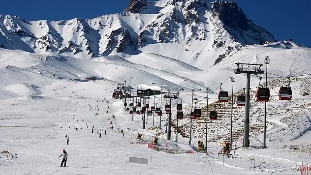 Erciyes, kayak sezonunun ilk gününde doldu taştı!