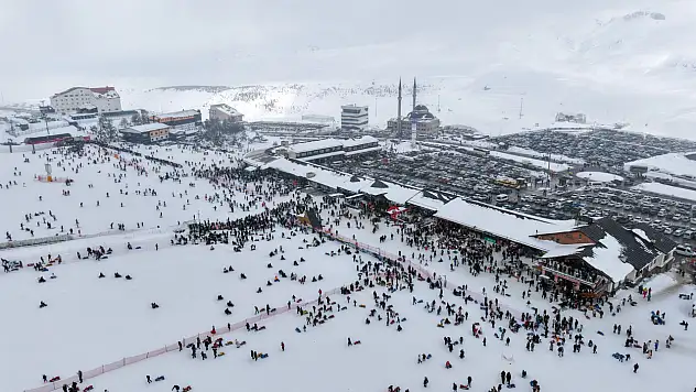 Erciyes patladı! Binlerce kişi akın etti