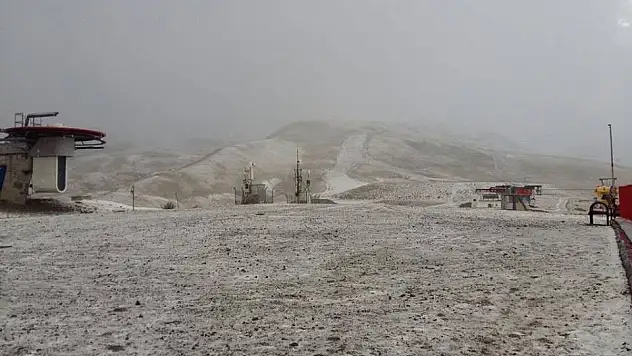 Erciyes'te beklenen kar yağışı başladı
