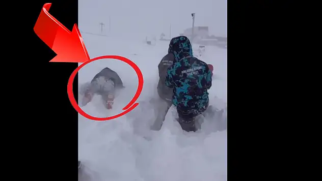 Erciyes'te dikkat çeken görüntü! Karda yürüyemeyince çareyi yüzmede buldular!