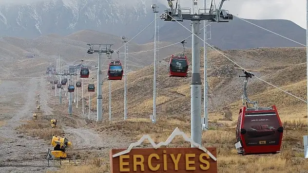 Erciyes'te karlama makineleri pistlerdeki yerini aldı
