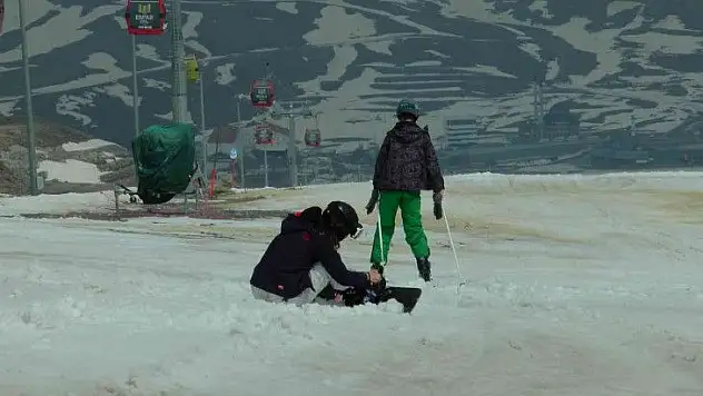 Erciyes'te kayak heyecanı devam ediyor