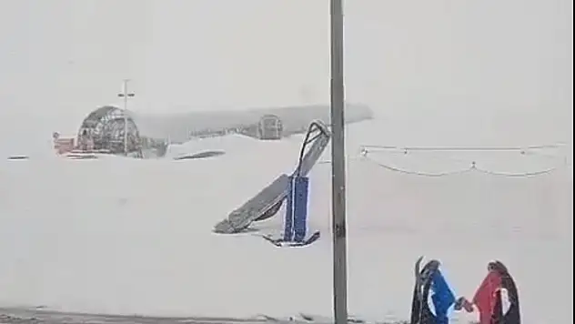 Erciyes'te mayıs sürprizi : Kar yağışı devam ediyor