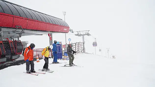 Erciyes'e Nisan karı yağdı