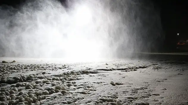 Erciyes'te yeni sezon için suni kar üretimi başladı
