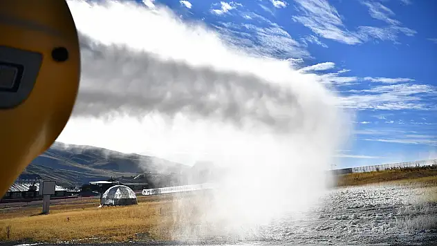 Erciyes'teki pistlerde yapay karlama tüm hızıyla sürüyor