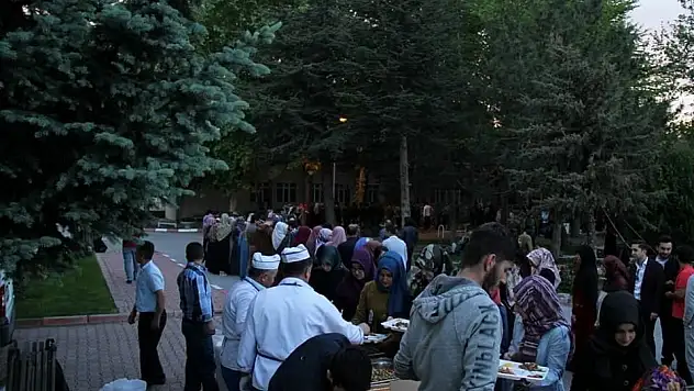ERÜ İlahiyat Fakültesi öğrencileri iftarda okul bahçesinde buluştu