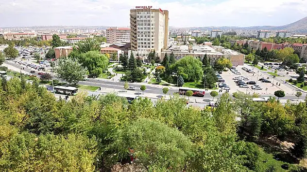 Erciyes Üniversitesi'nde Koronavirüs alarmı: Yoğun Bakım Hemşiresi Aranıyor, Bazı üniteler yoğun bakıma çevrildi!