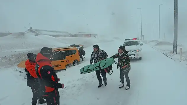 Erciyes yolunda mahsur kalan 12 kişiye AFAD eli!