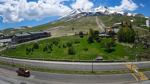 Erciyesi'in karı eridi, takkesi kaldı!