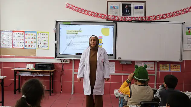 Erken teşhisle kanseri yendi, öğrencilerine kavuştu