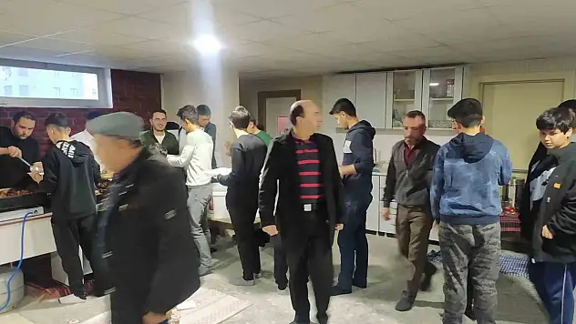 Erkilet'te gençler iftarda bir arada