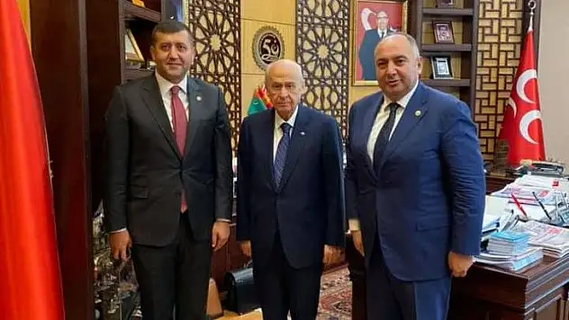 Ersoy'dan, Bahçeli pozu: Allah onu başımızdan eksik etmesin!