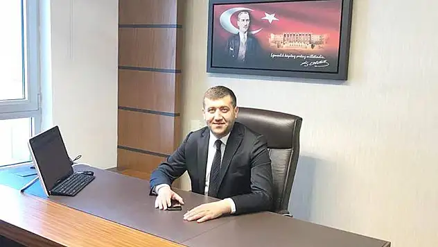 Ersoy'dan Meclis'te Makam Pozu!