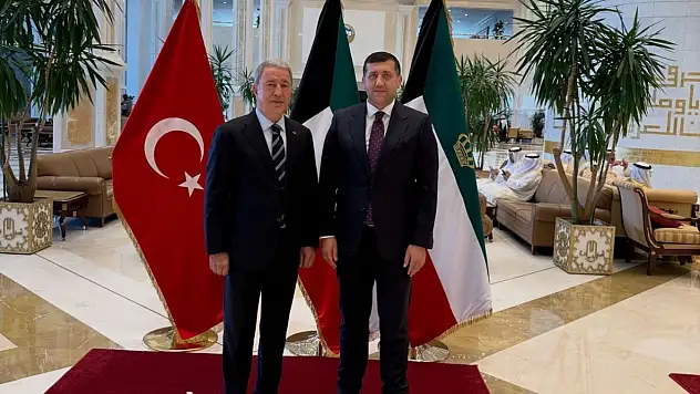 Ersoy ve Akar'dan Kuveyt pozu!