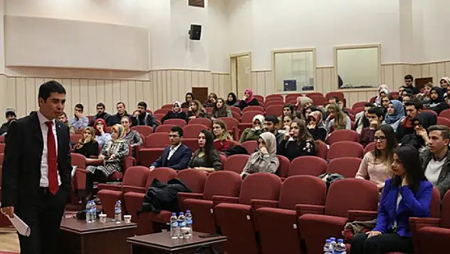 ERÜ'de 'Finans Zirvesi' düzenlendi