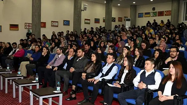ERÜ'de 'Geleceğine yön ver' konulu konferans düzenlendi