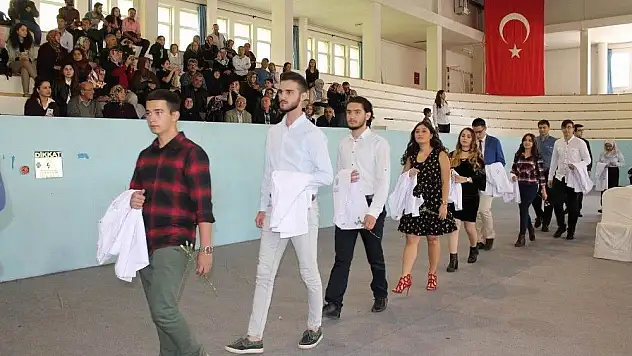 ERÜ'de 297 hekim adayı önlük giydi
